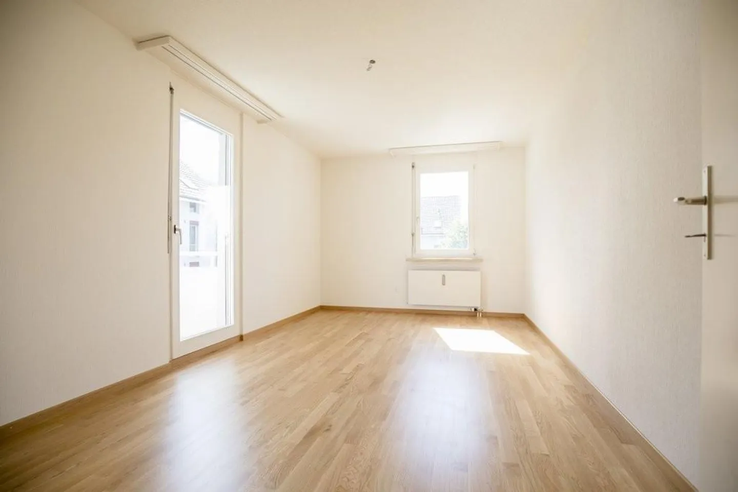 Appartamento moderno di 4,5 locali in una zona residenziale tranquilla e verde - Foto 3 di 8