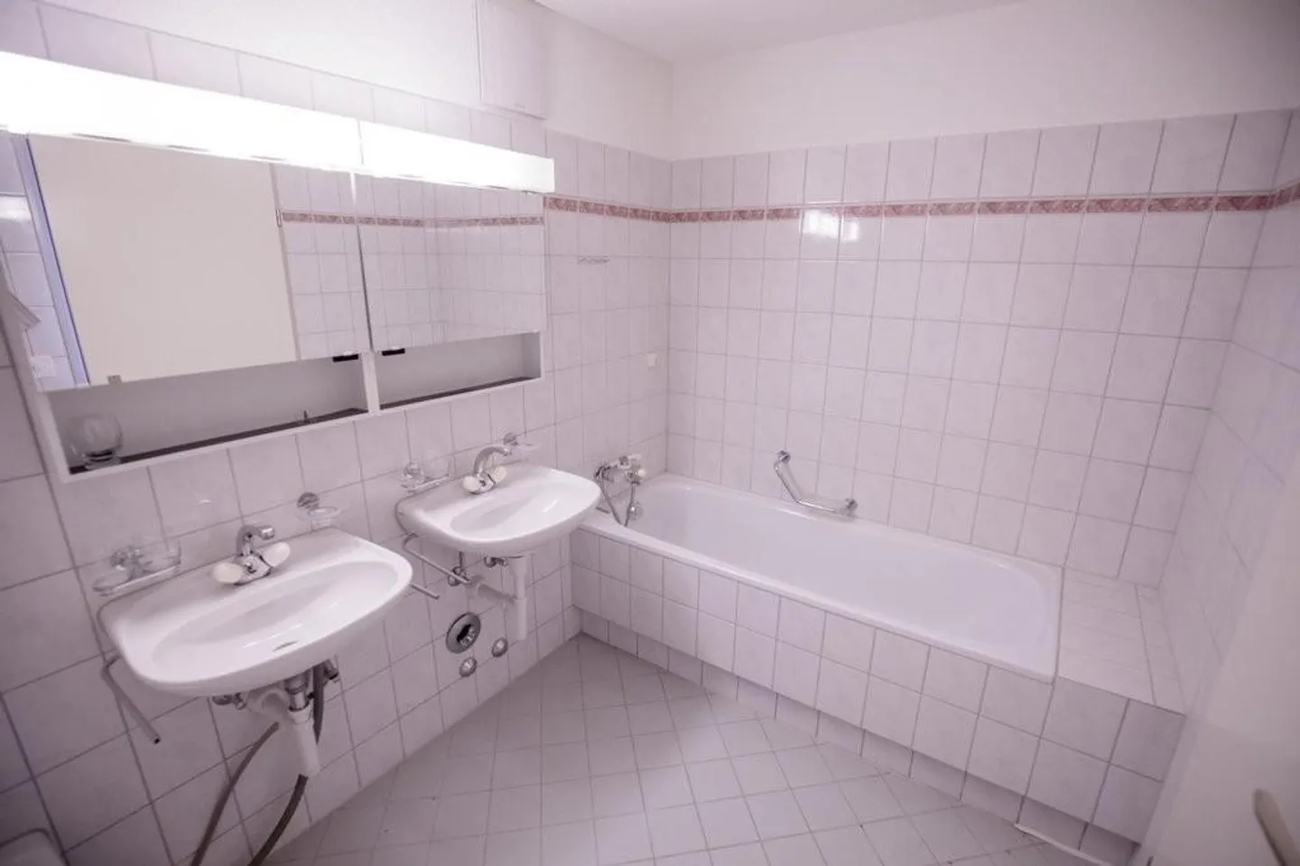 Appartamento moderno di 4,5 locali in una zona residenziale tranquilla e verde - Foto 5 di 8