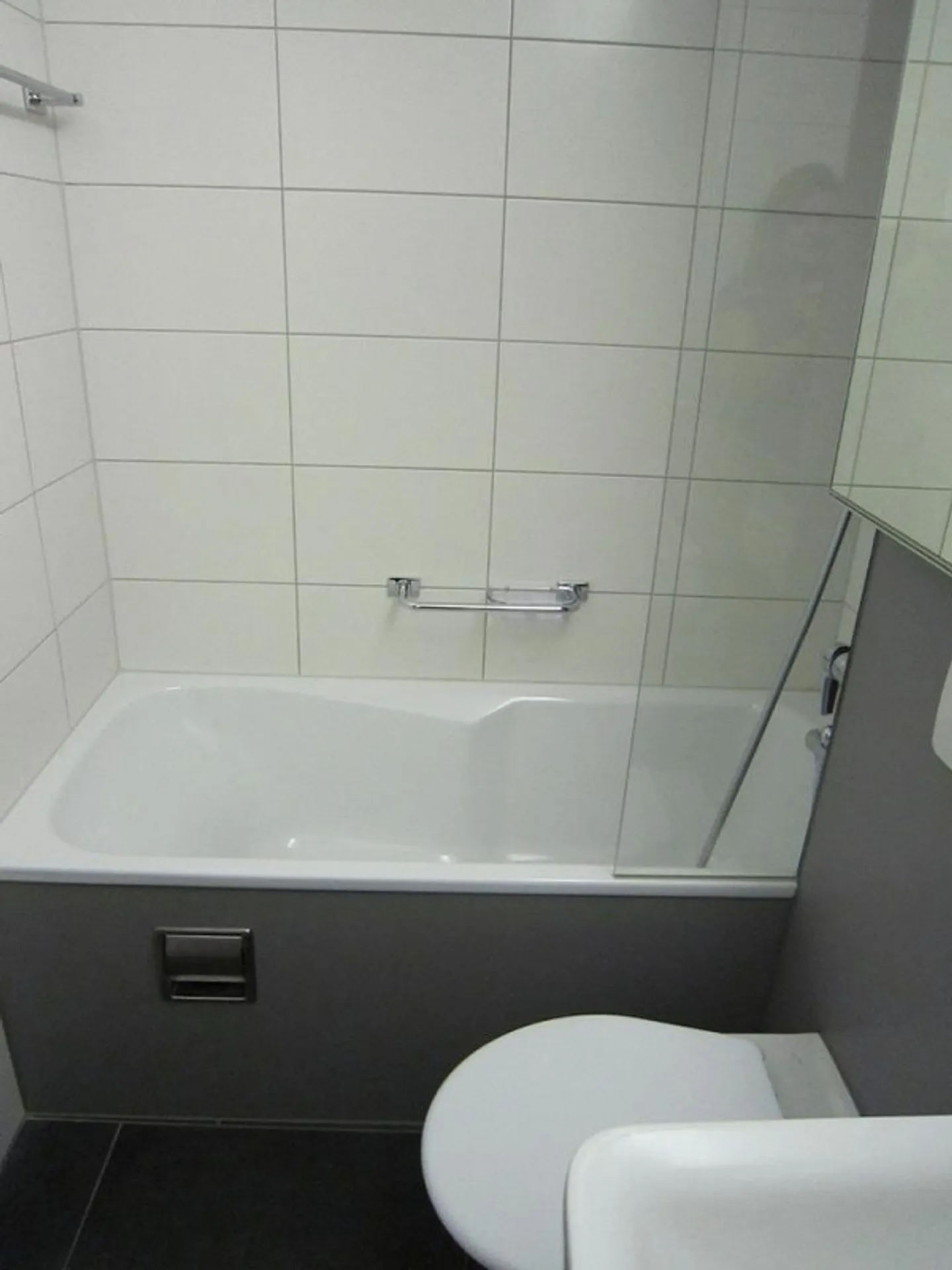 Moderne und ruhig gelegene Wohnung in Stettlen - Foto 3 von 9