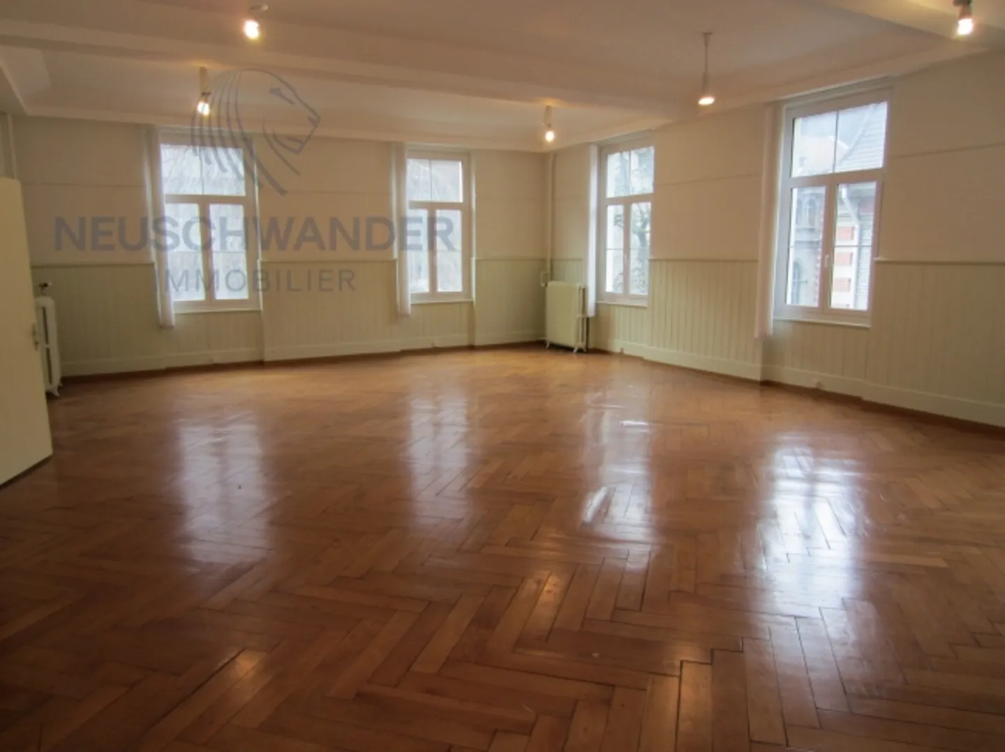 Molto spazioso e su strada trafficata - Foto 1 di 5