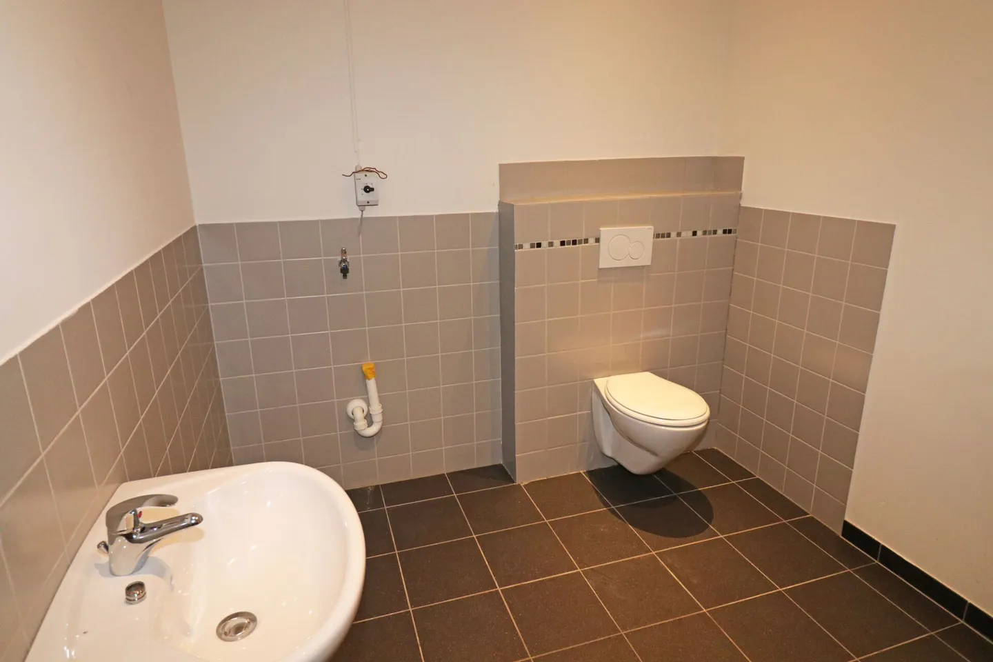 Atelier à louer - Photo 7 sur 9