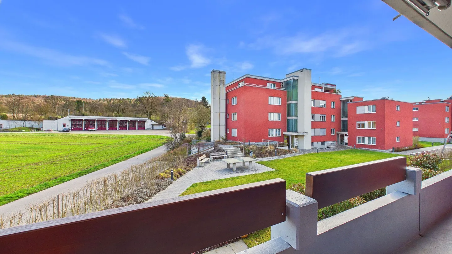 Appartamento 4.5 camere ristrutturato con stile in una posizione adatta alle famiglie a Würenlos - Foto 2 di 13