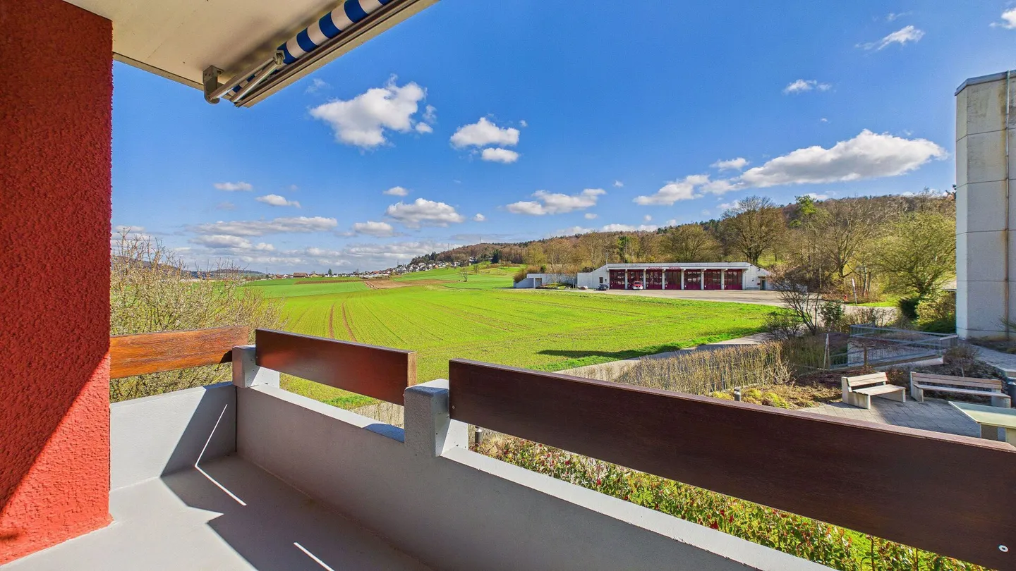 Appartamento 4.5 camere ristrutturato con stile in una posizione adatta alle famiglie a Würenlos - Foto 1 di 13