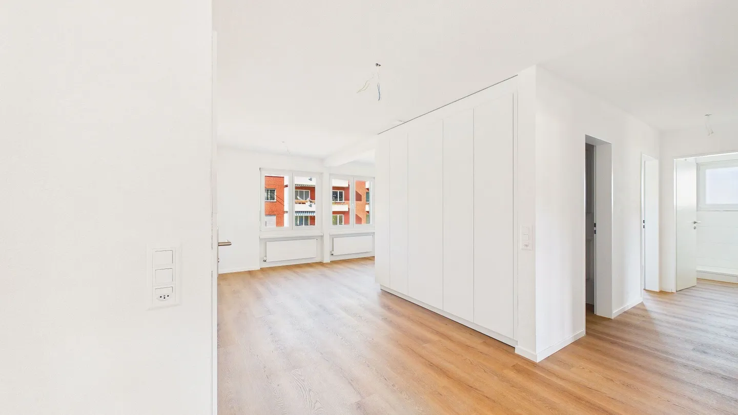 Appartamento 4.5 camere ristrutturato con stile in una posizione adatta alle famiglie a Würenlos - Foto 6 di 13