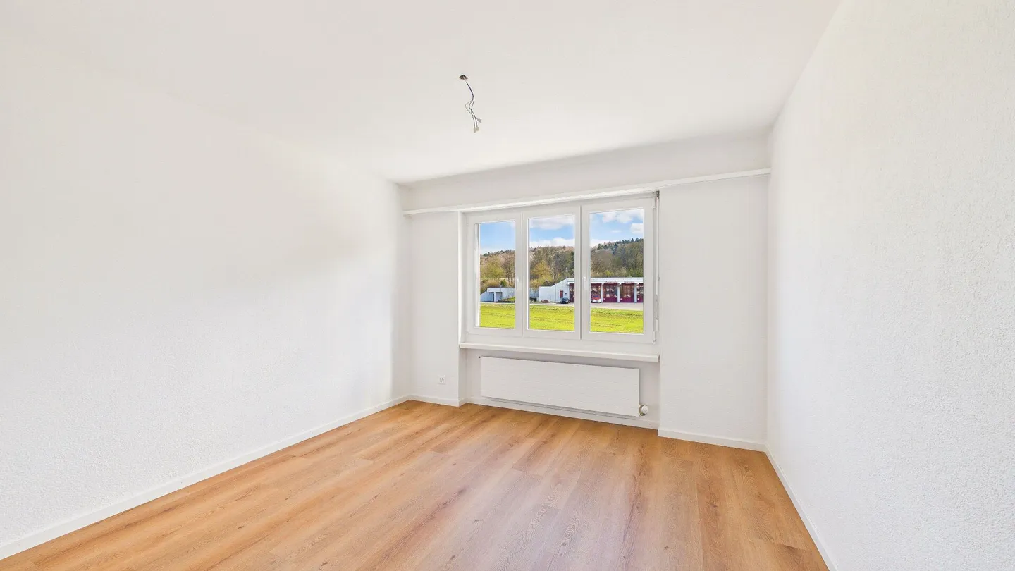 Appartamento 4.5 camere ristrutturato con stile in una posizione adatta alle famiglie a Würenlos - Foto 9 di 13