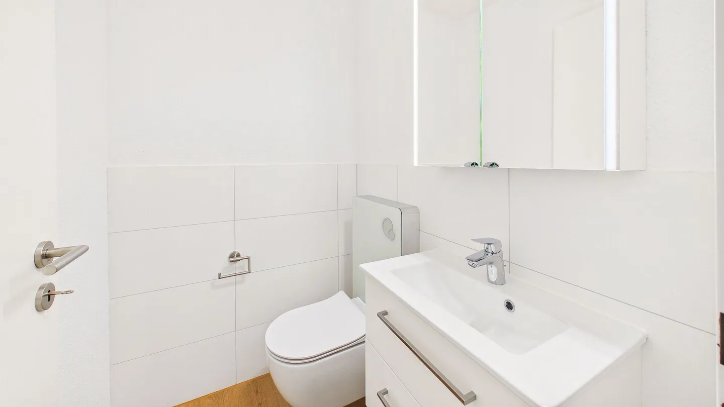 Appartamento 4.5 camere ristrutturato con stile in una posizione adatta alle famiglie a Würenlos - Foto 11 di 13