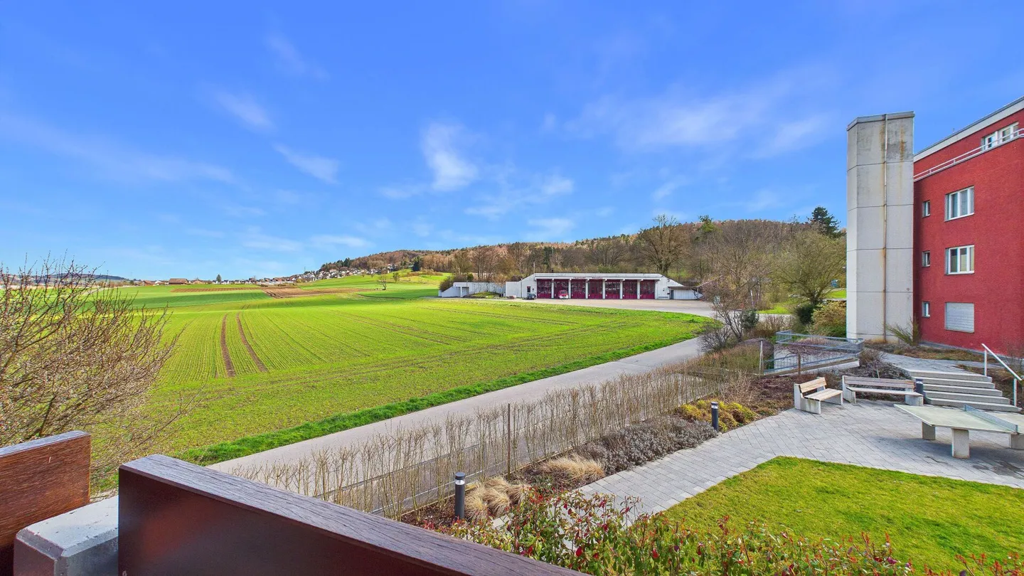 Appartamento 4.5 camere ristrutturato con stile in una posizione adatta alle famiglie a Würenlos - Foto 12 di 13