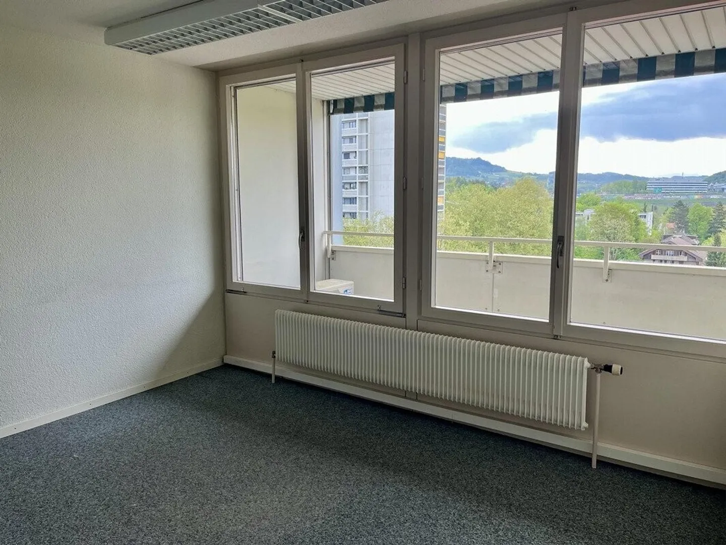 Appartement urbain ensoleillé de 6 pièces avec vue sur les Alpes (terme limité) - Photo 3 sur 7