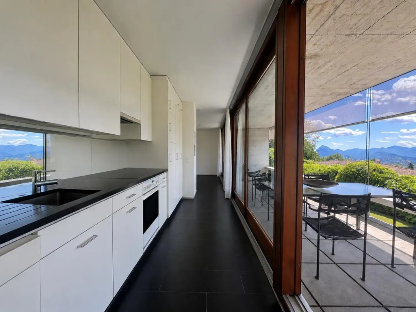 Beautiful Modern Villa in the Green - Photo 3 of 11