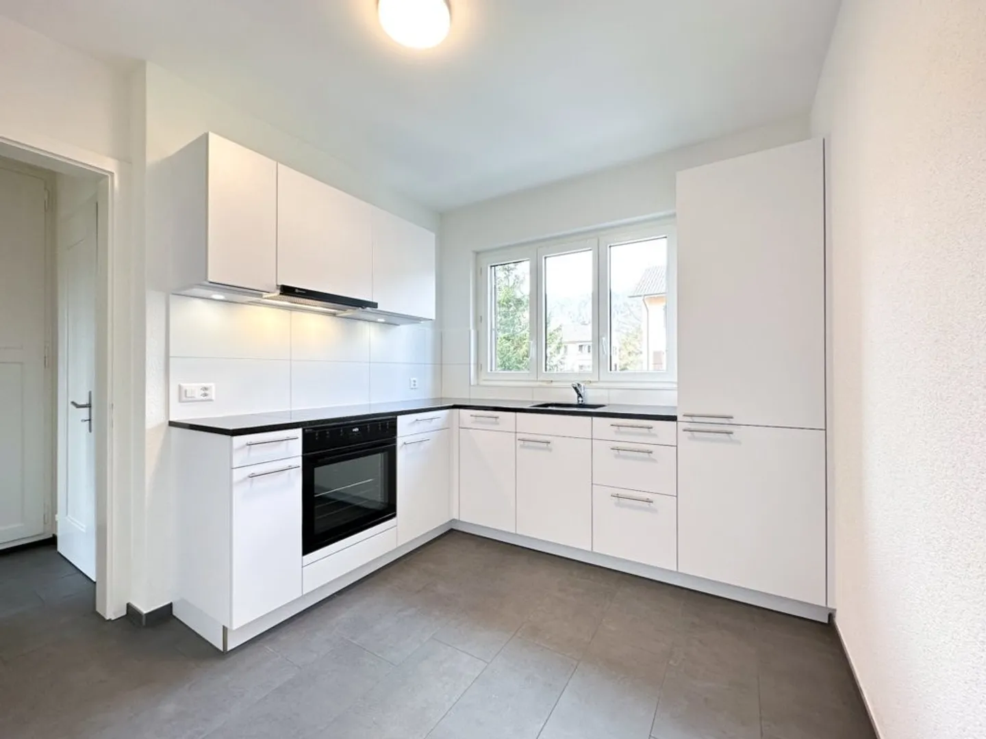 Appartement spacieux de 2,5 pièces dans un endroit calme - Photo 2 sur 8