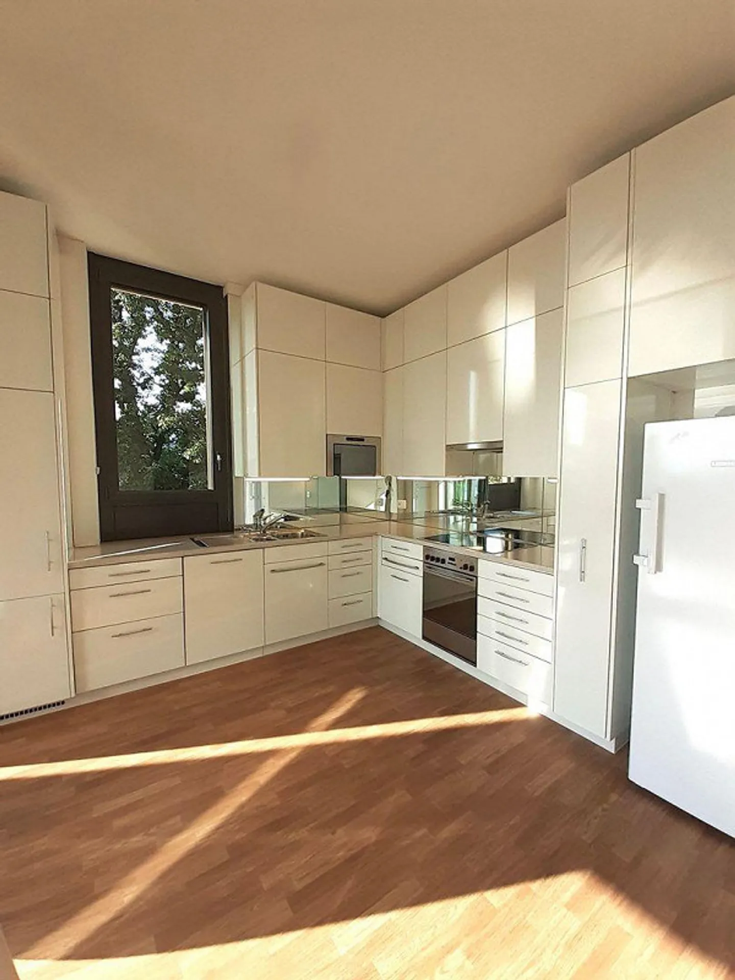 Elegant Apartment with Lake View - Photo 3 of 7