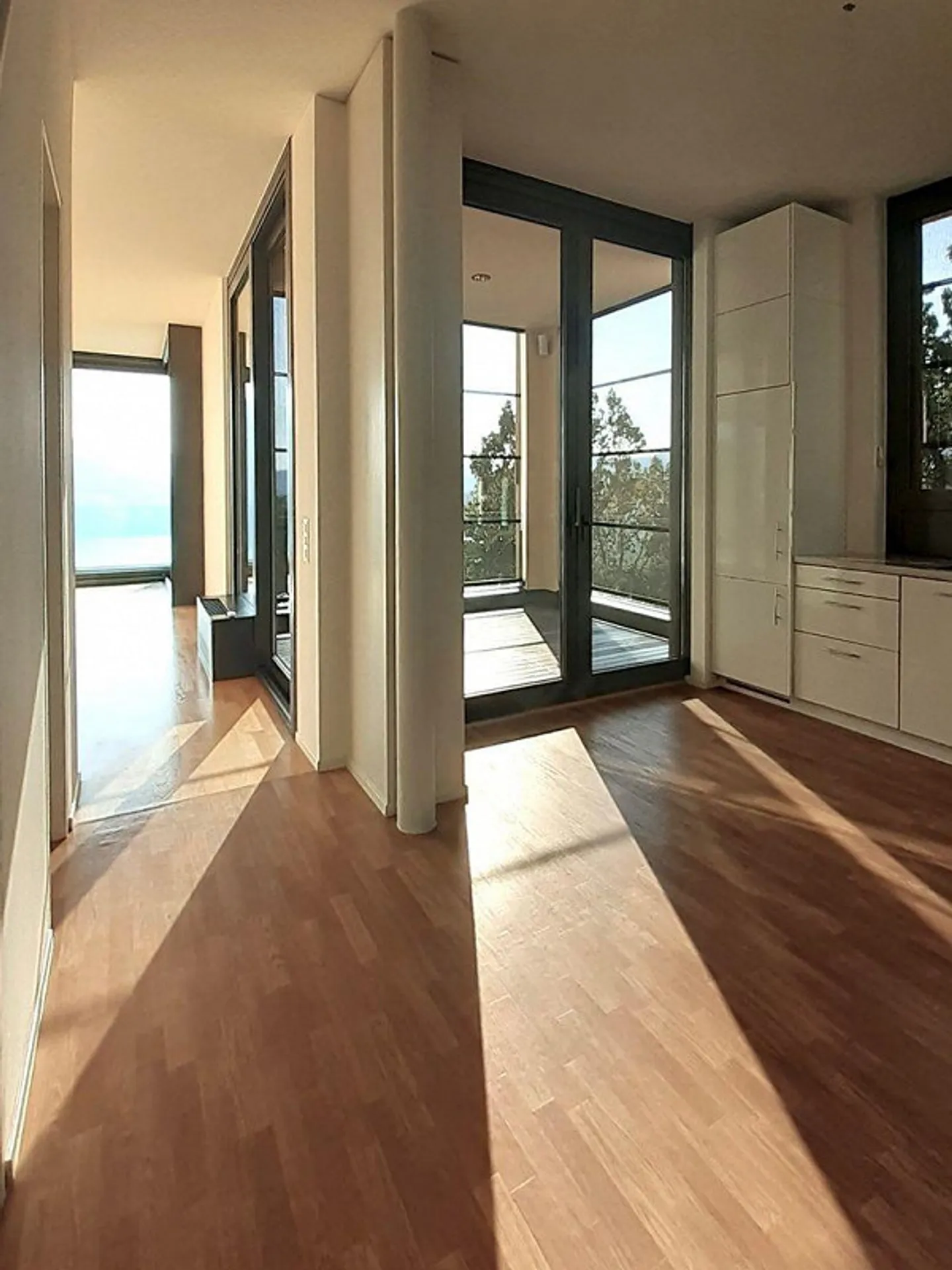 Elegant Apartment with Lake View - Photo 4 of 7