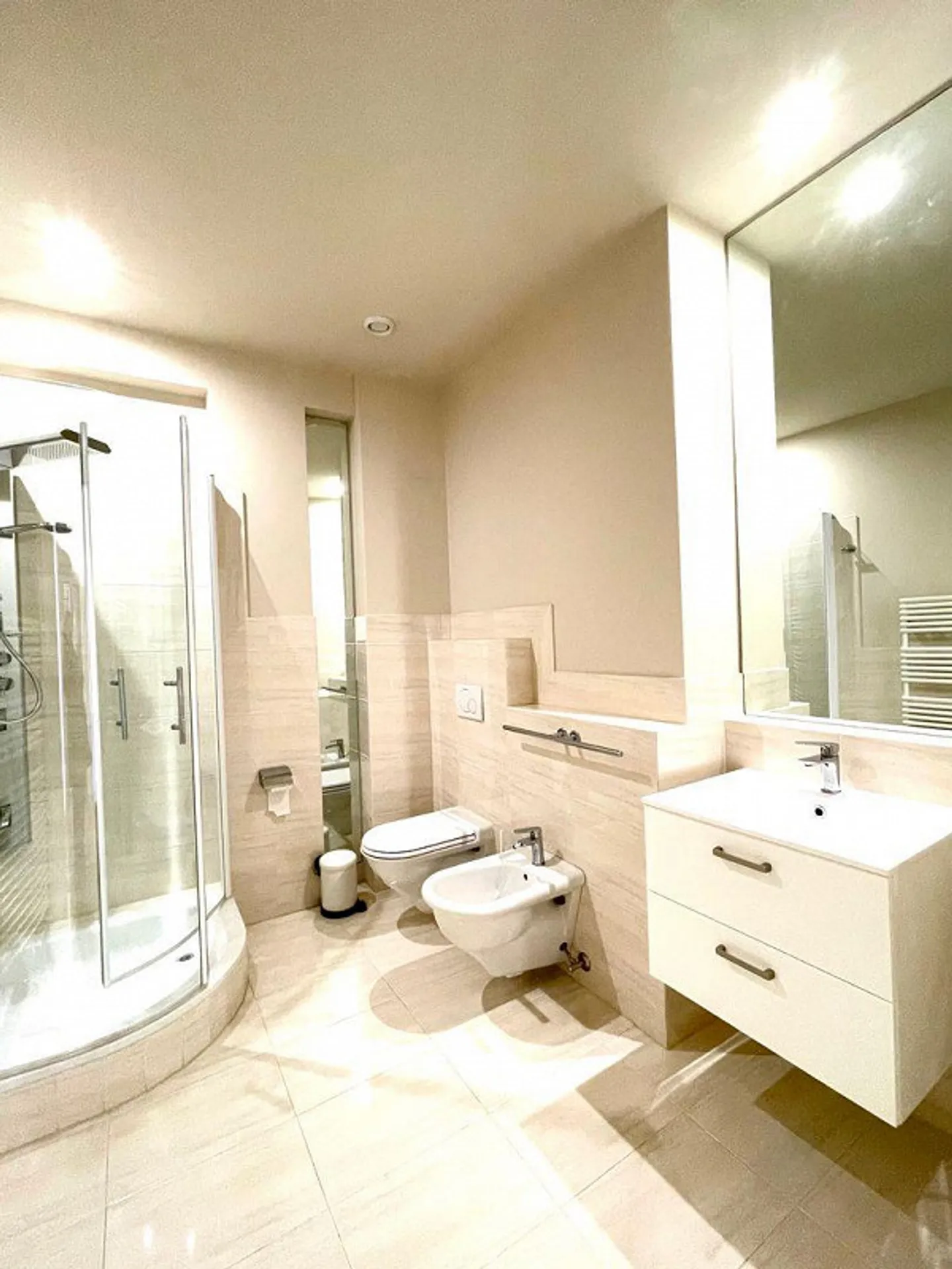 Elegant Apartment with Lake View - Photo 7 of 7