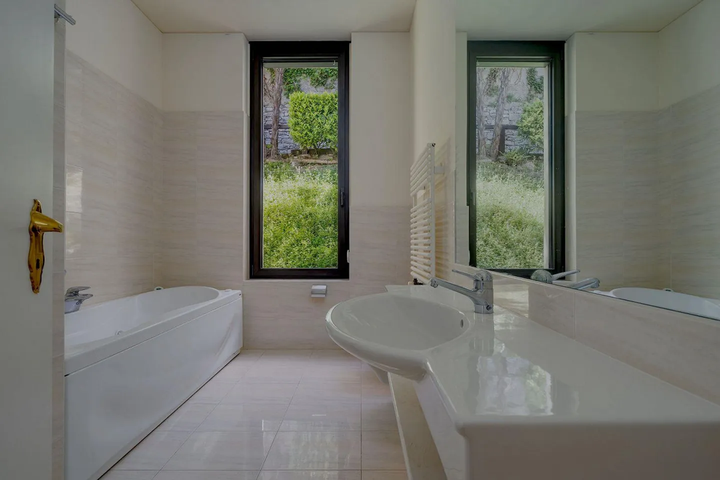 Elegant Apartment with Lake View - Photo 6 of 7