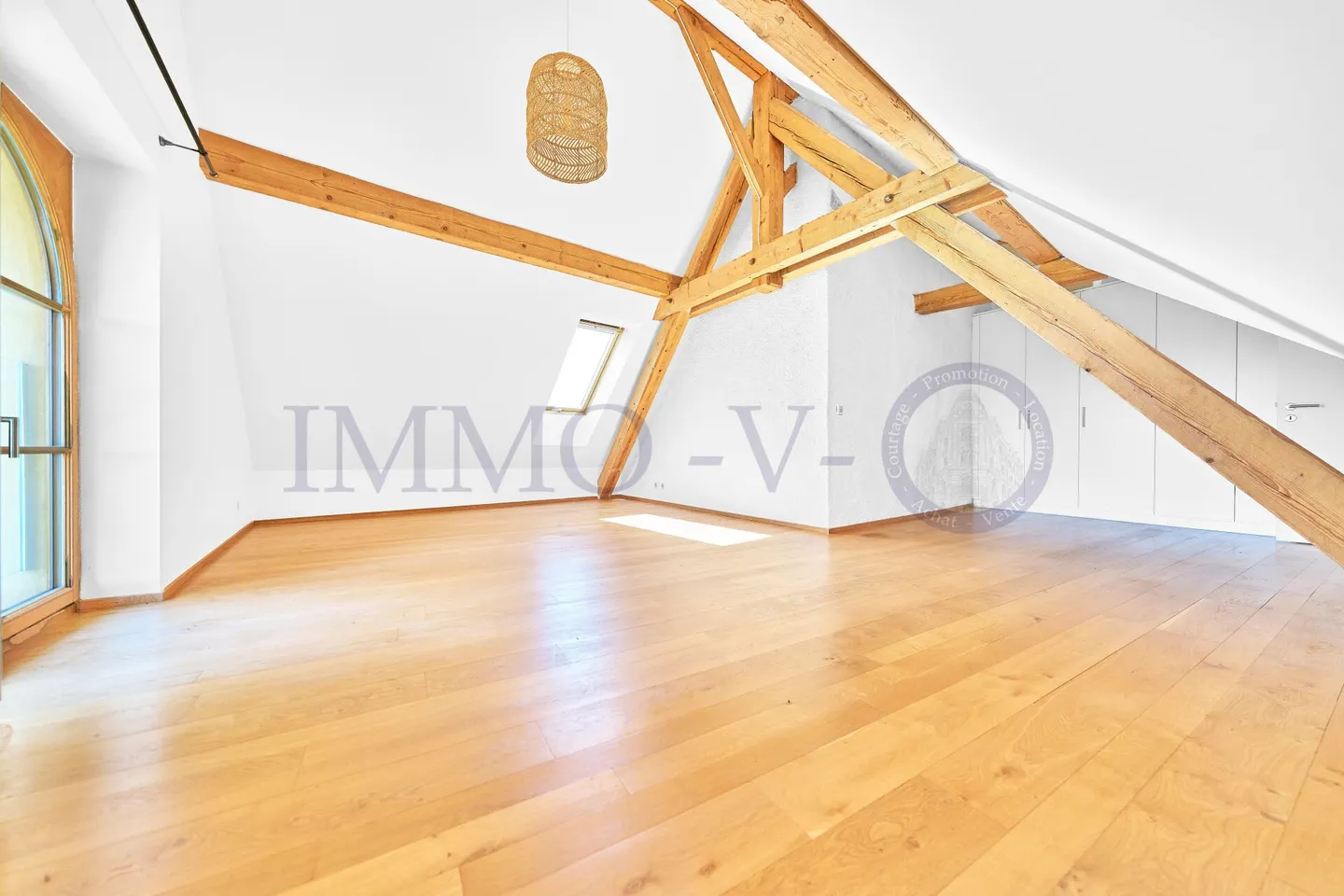 SPACIOUS RENOVATED DUPLEX WITH CHARACTER - Photo 7 of 9
