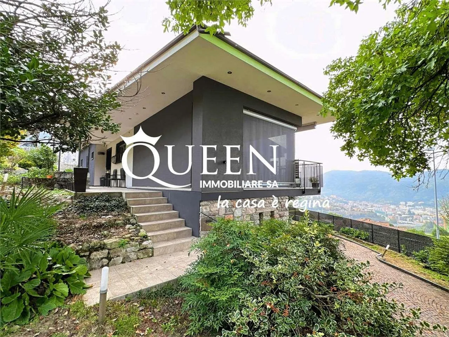Vacallo: Villa with 5.5 rooms, 260 m², large plot, dominant location - Photo 2 of 13