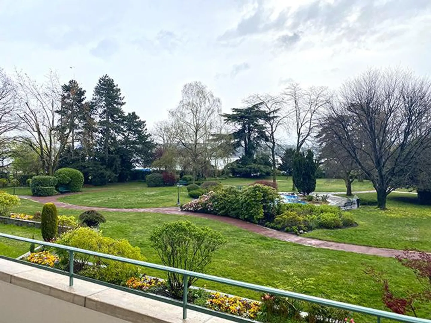 Superbe appartement au bord du lac - Photo 1 sur 6