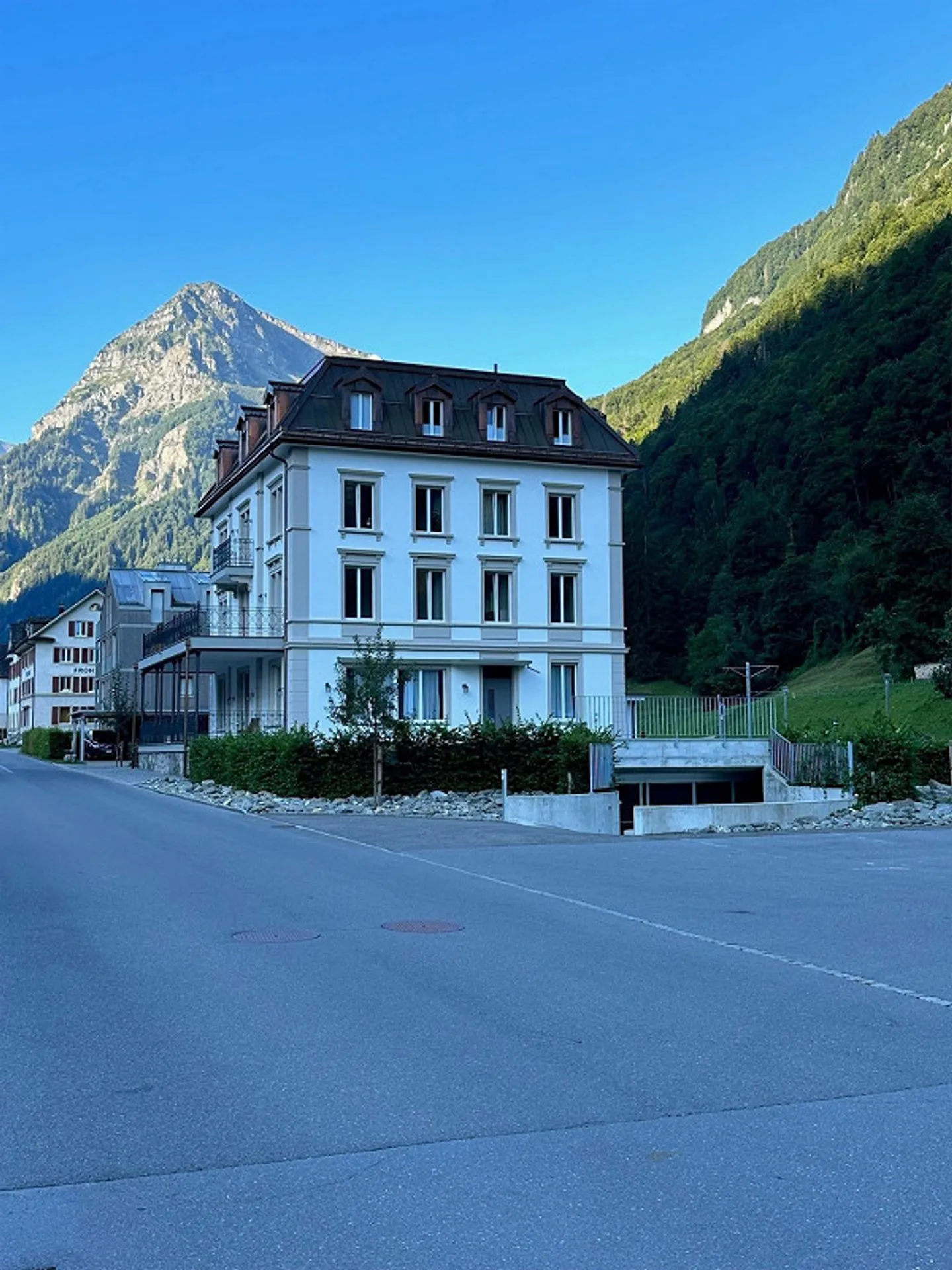 Modernes Wohnen inmitten der Glarner Bergwelt - Foto 1 di 9