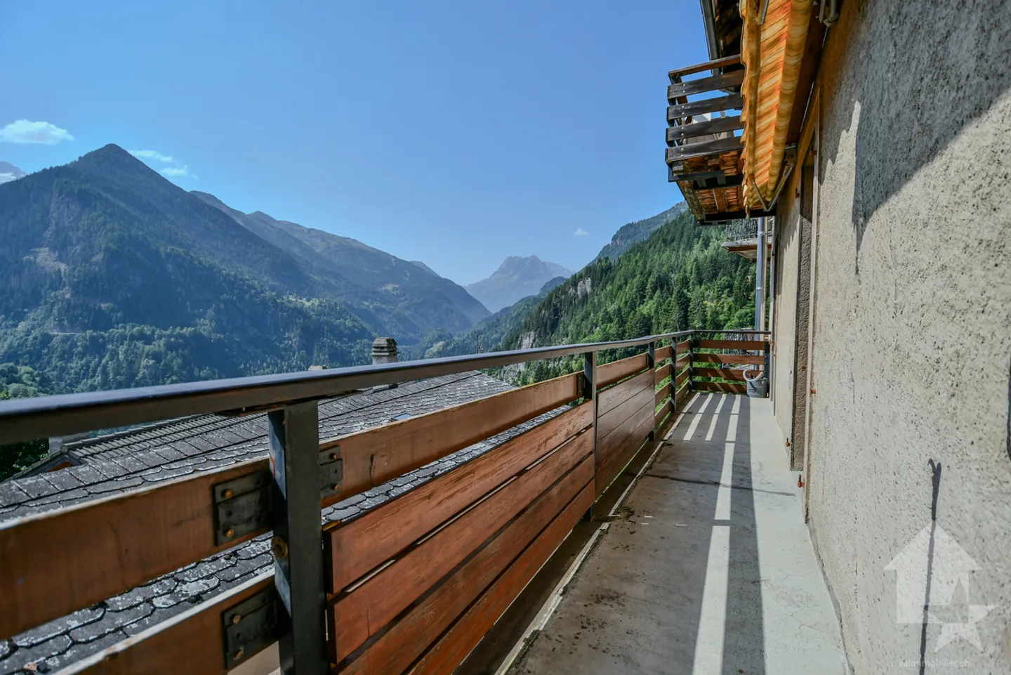 Rare on the market: a charming triplex in the heart of the Alps. - Photo 1 of 12