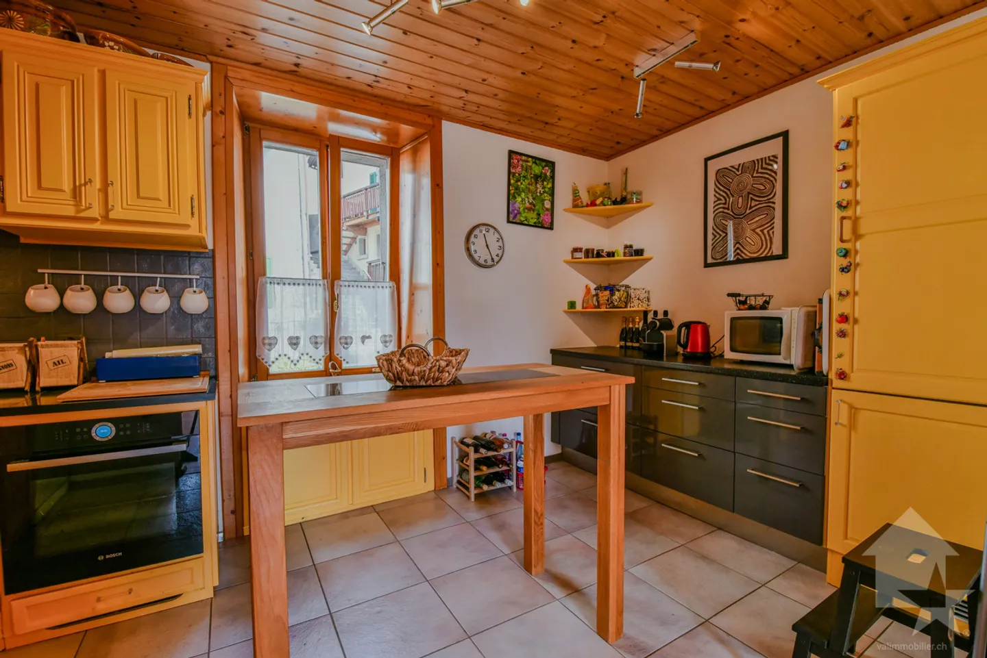 Rare on the market: a charming triplex in the heart of the Alps. - Photo 5 of 12