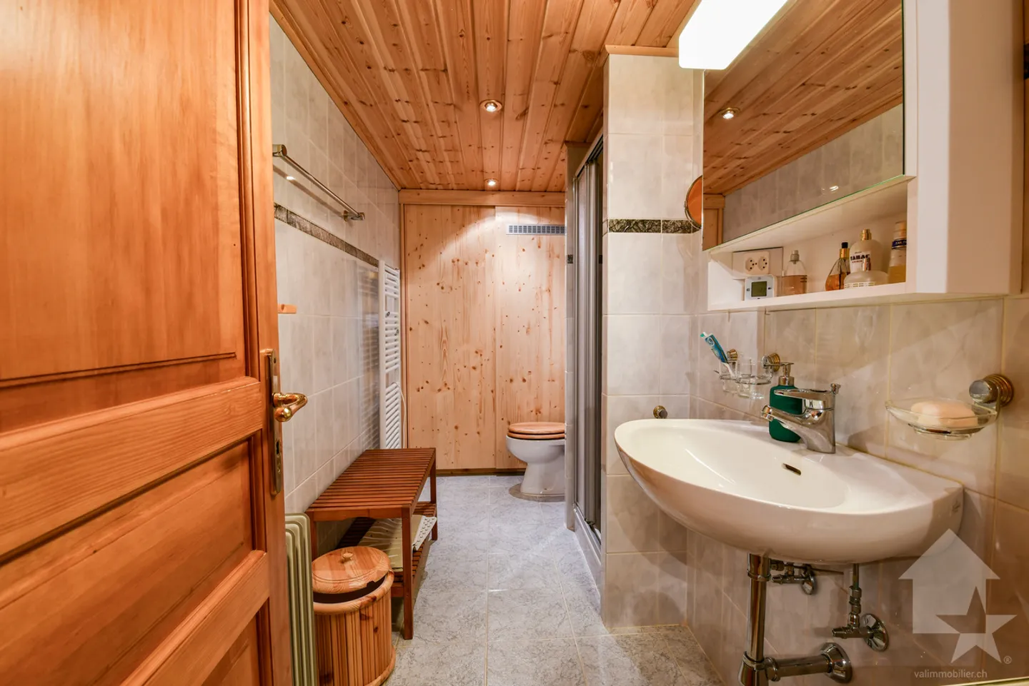 Rare on the market: a charming triplex in the heart of the Alps. - Photo 7 of 12