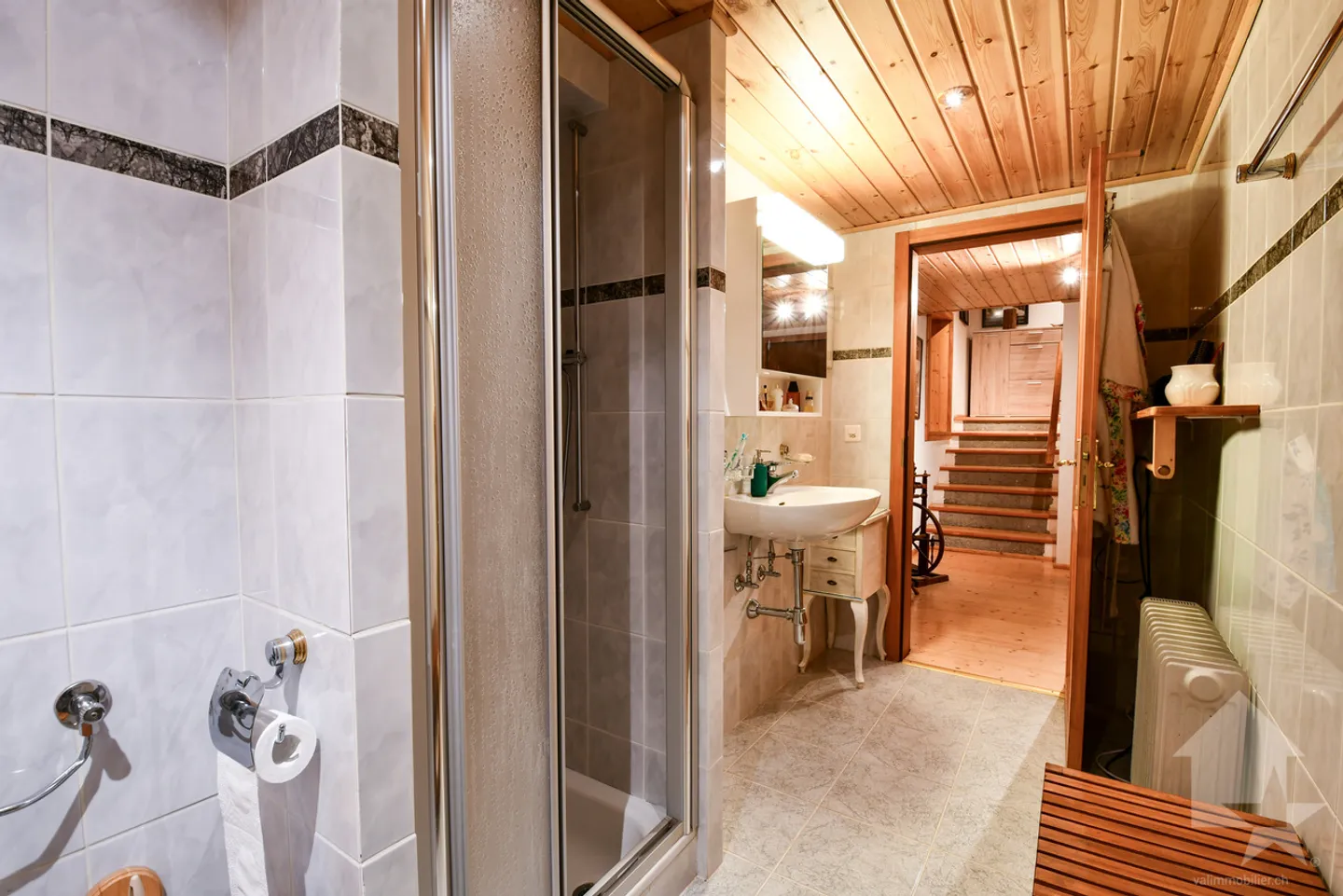 Rare on the market: a charming triplex in the heart of the Alps. - Photo 8 of 12