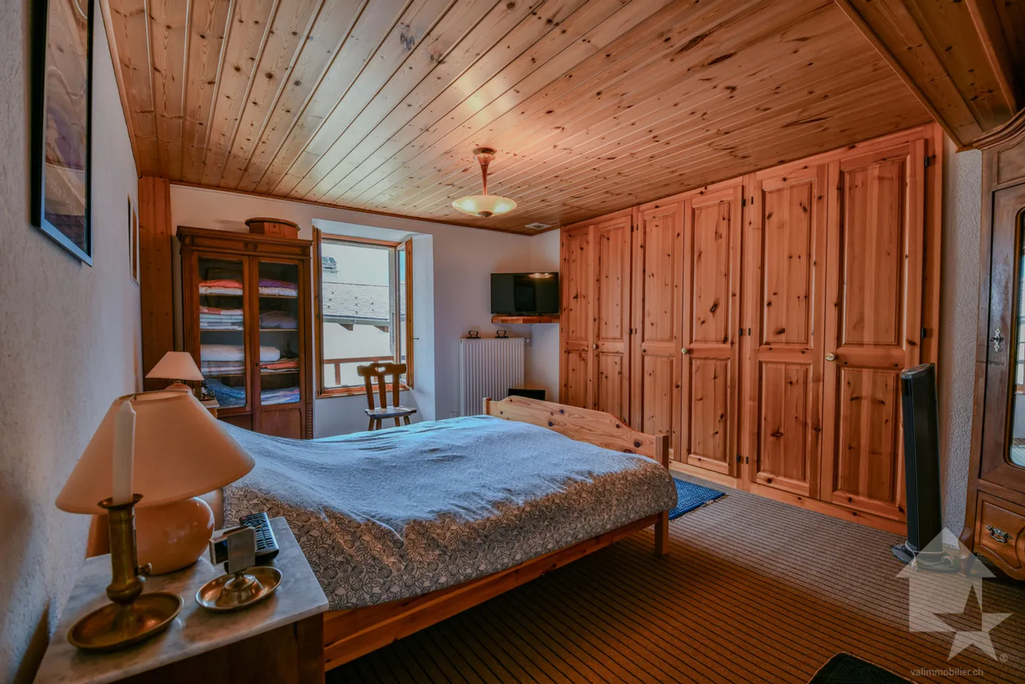 Rare on the market: a charming triplex in the heart of the Alps. - Photo 9 of 12