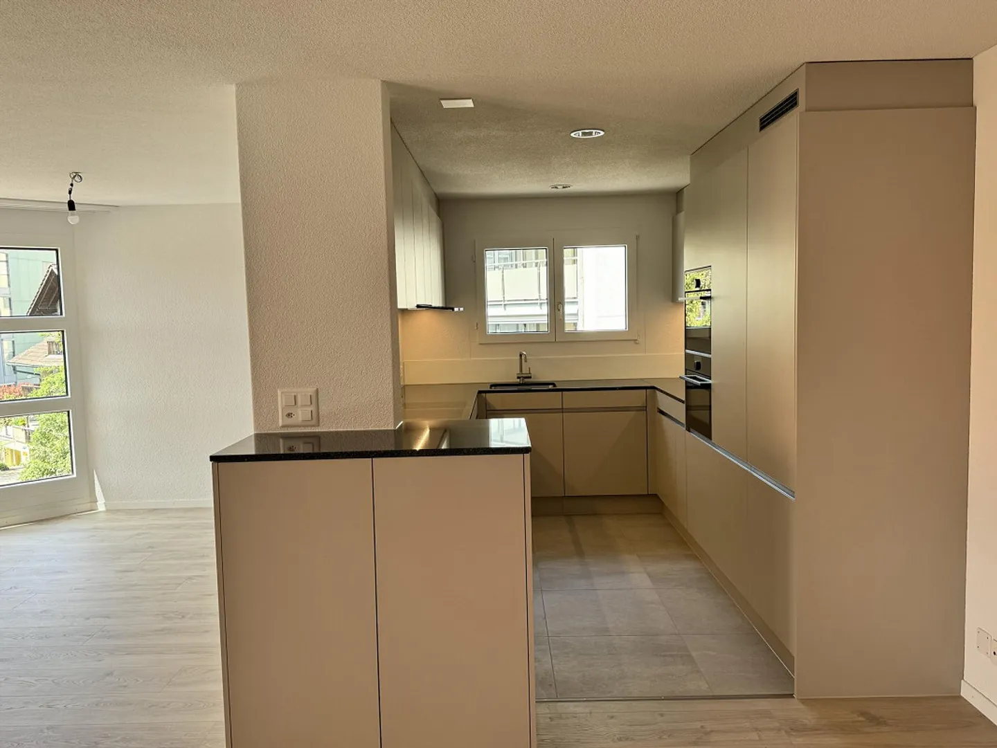 Appartamento centrale attraente di 4,5 stanze a Steinhausen - Foto 1 di 3