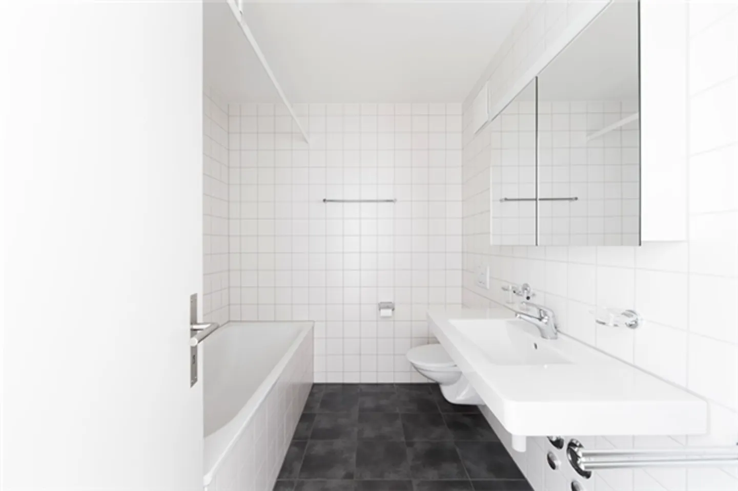 Ground floor apartment with large terrace - Photo 5 of 8