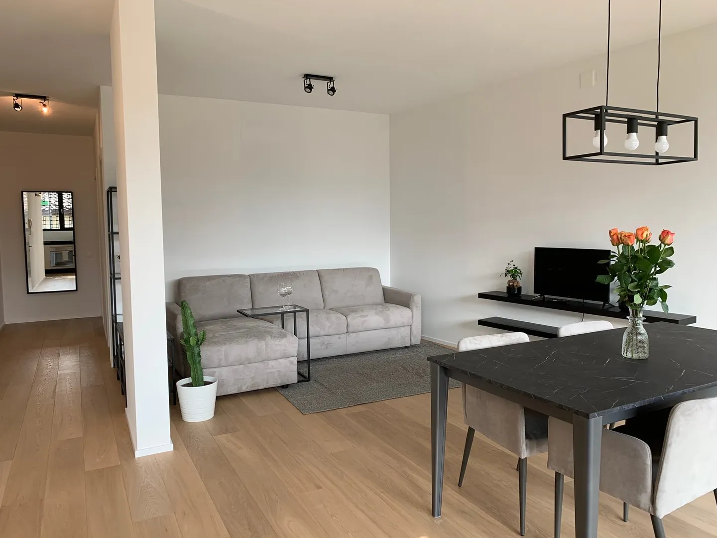 Ampio appartamento di 2,5 locali con balcone - Foto 4 di 13