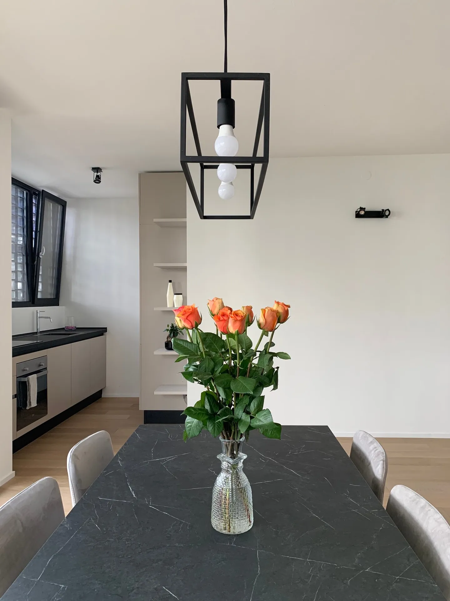 Ampio appartamento di 2,5 locali con balcone - Foto 6 di 13