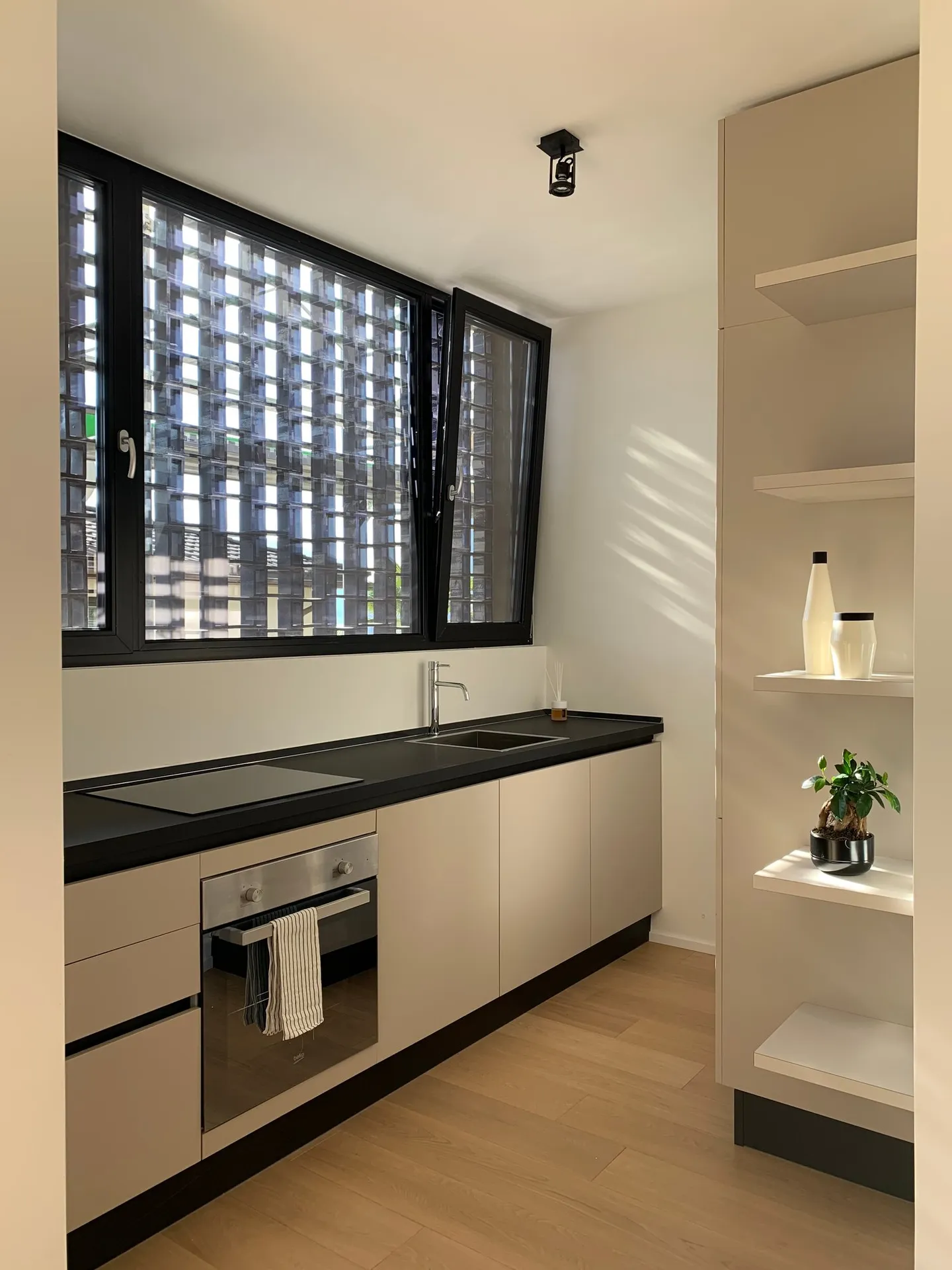 Ampio appartamento di 2,5 locali con balcone - Foto 7 di 13