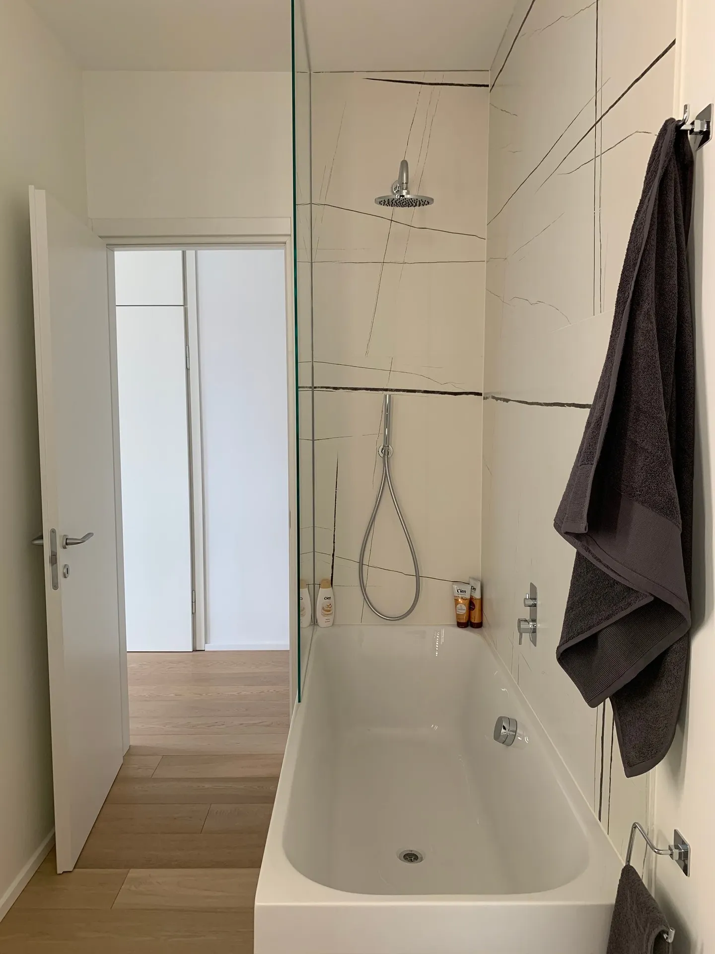 Ampio appartamento di 2,5 locali con balcone - Foto 8 di 13