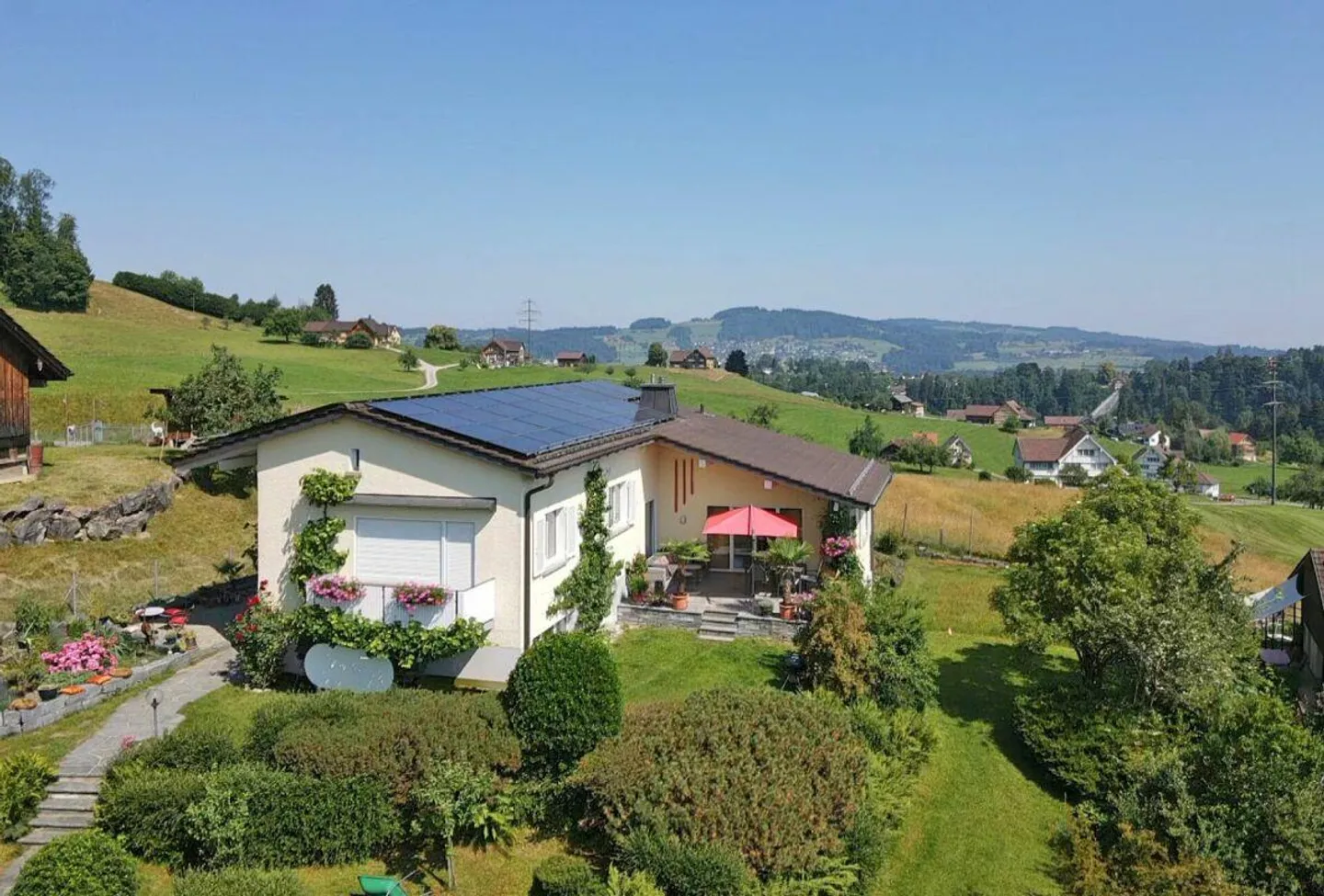 Charmantes Einfamilienhaus mit grossem Garten, Weitsicht und umfass... - Photo 1 sur 12