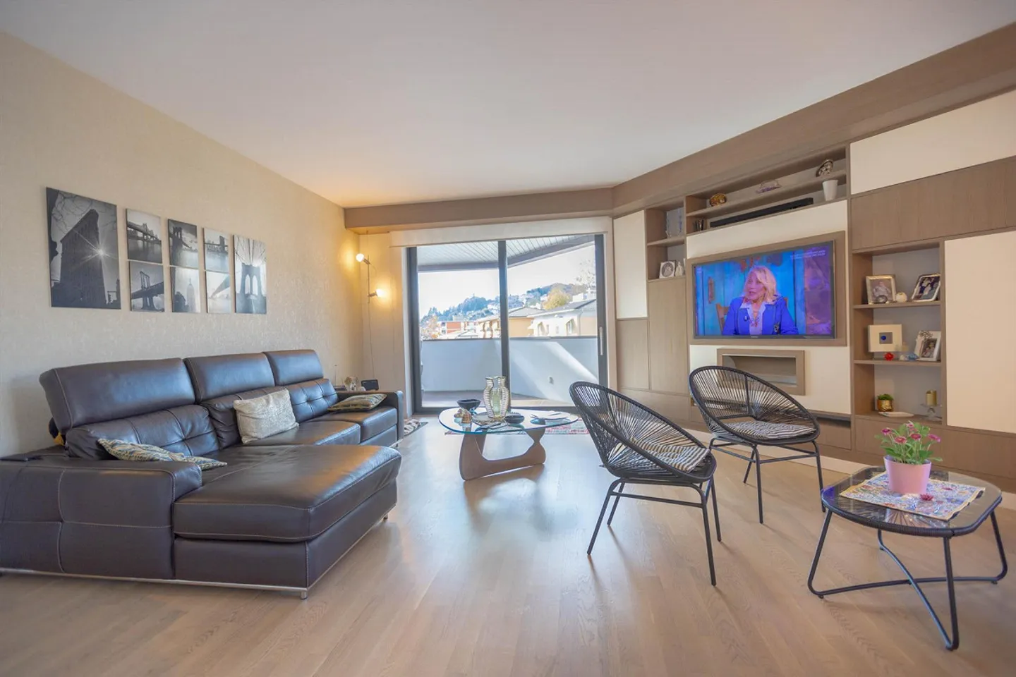 APPARTEMENT SPACIEUX ET MODERNE 4.5 HAUT STANDING AVEC TERRASSE À BREGANZONA - Photo 1 sur 9