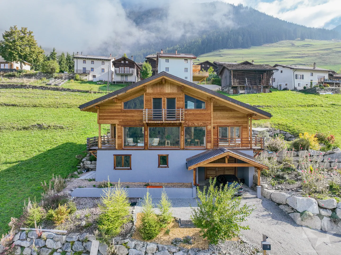 Splendide chalet de 275 m2 habitables au coeur de la nature - Photo 1 sur 25