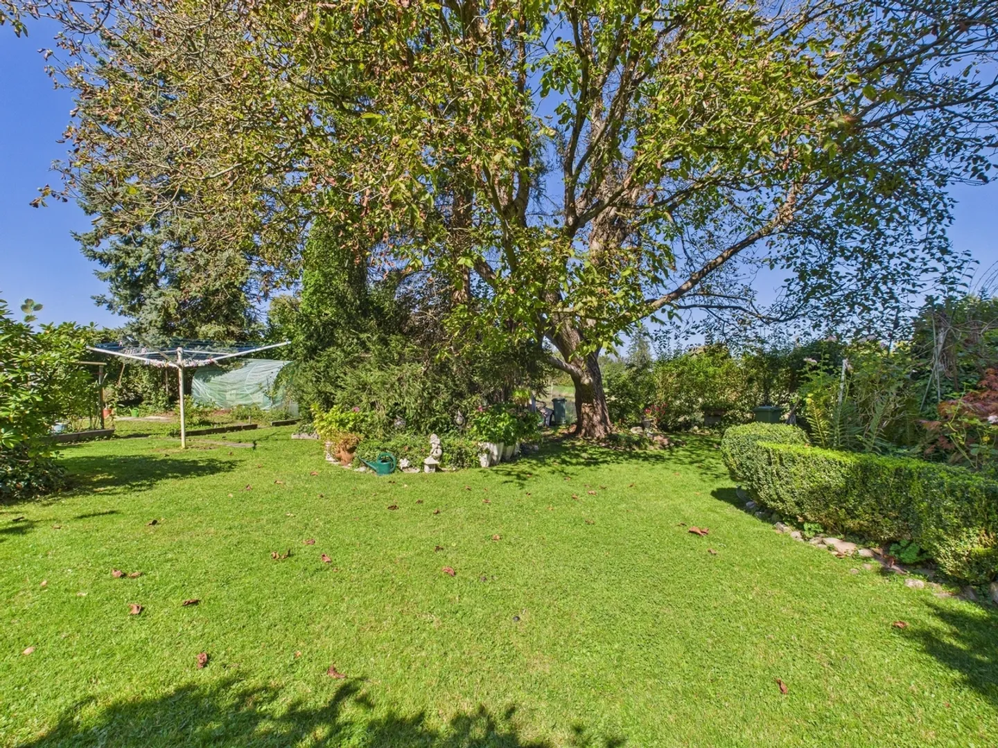Idyllic End-of-Terrace House with Great Potential - Photo 11 of 12