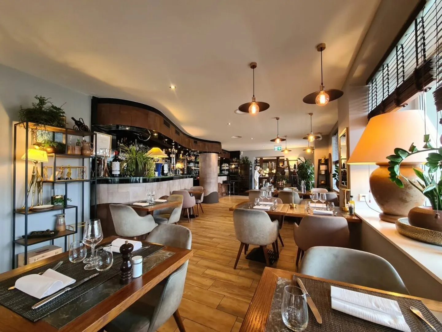 Magnificent restaurant with enormous potential - Photo 1 of 7