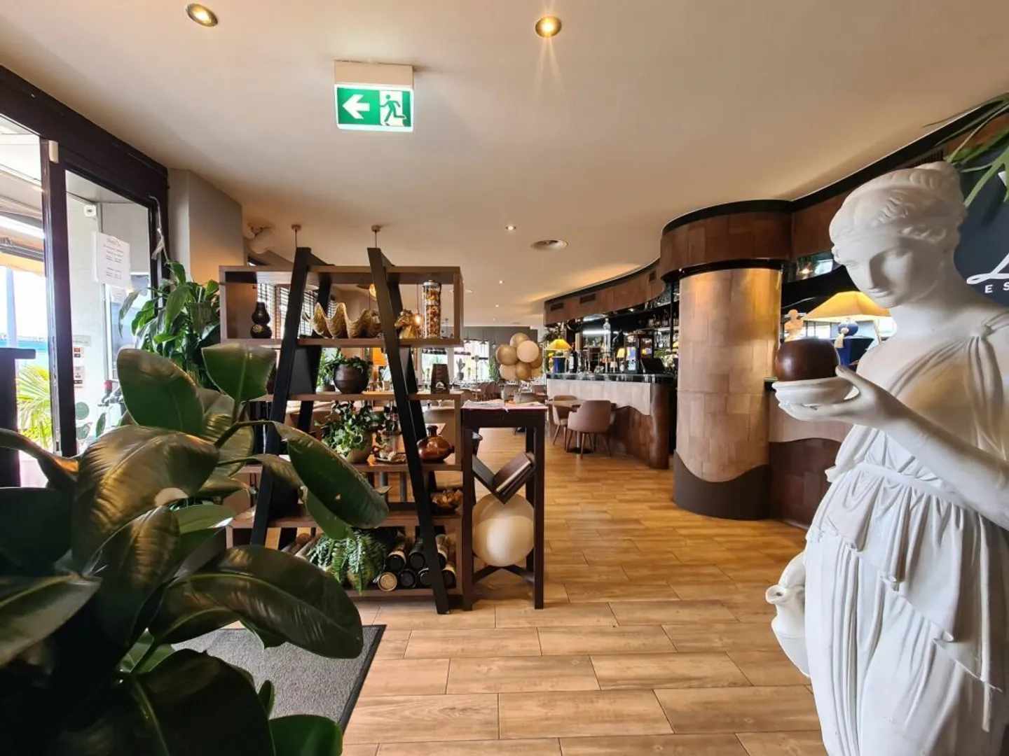 Magnificent restaurant with enormous potential - Photo 2 of 7
