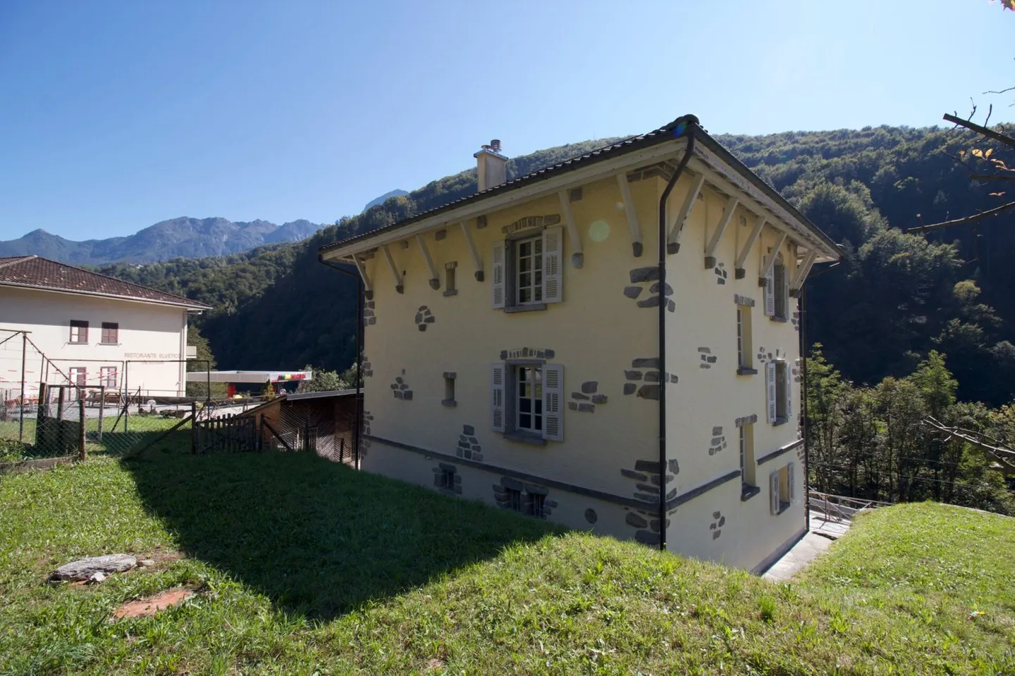 Edificio storico, con più appartamenti, nel cuore delle Centovalli. - Foto 5 di 13