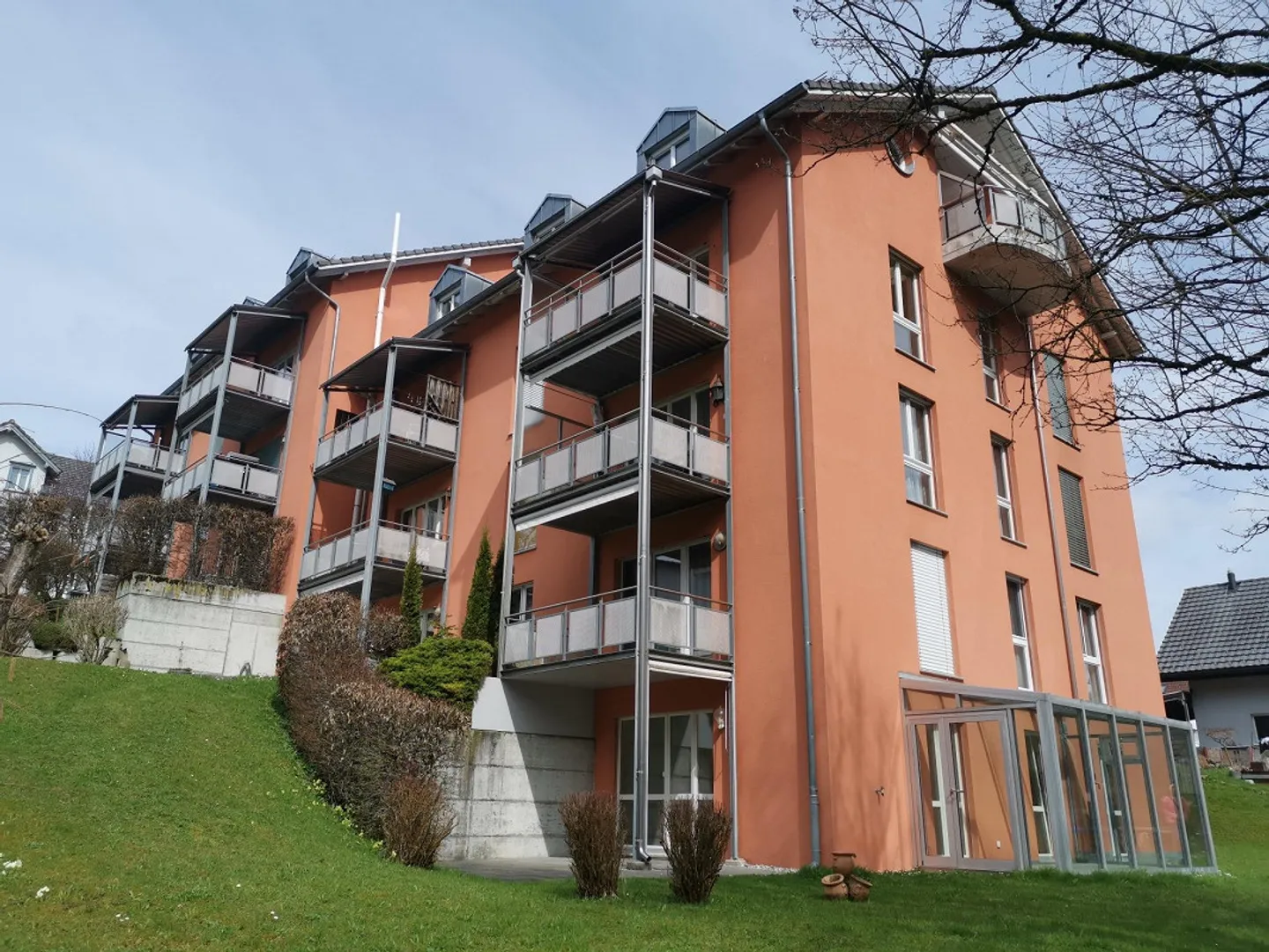 Moderno, luminoso appartamento di 3,5 locali in posizione tranquilla con vista sul verde - Foto 1 di 22