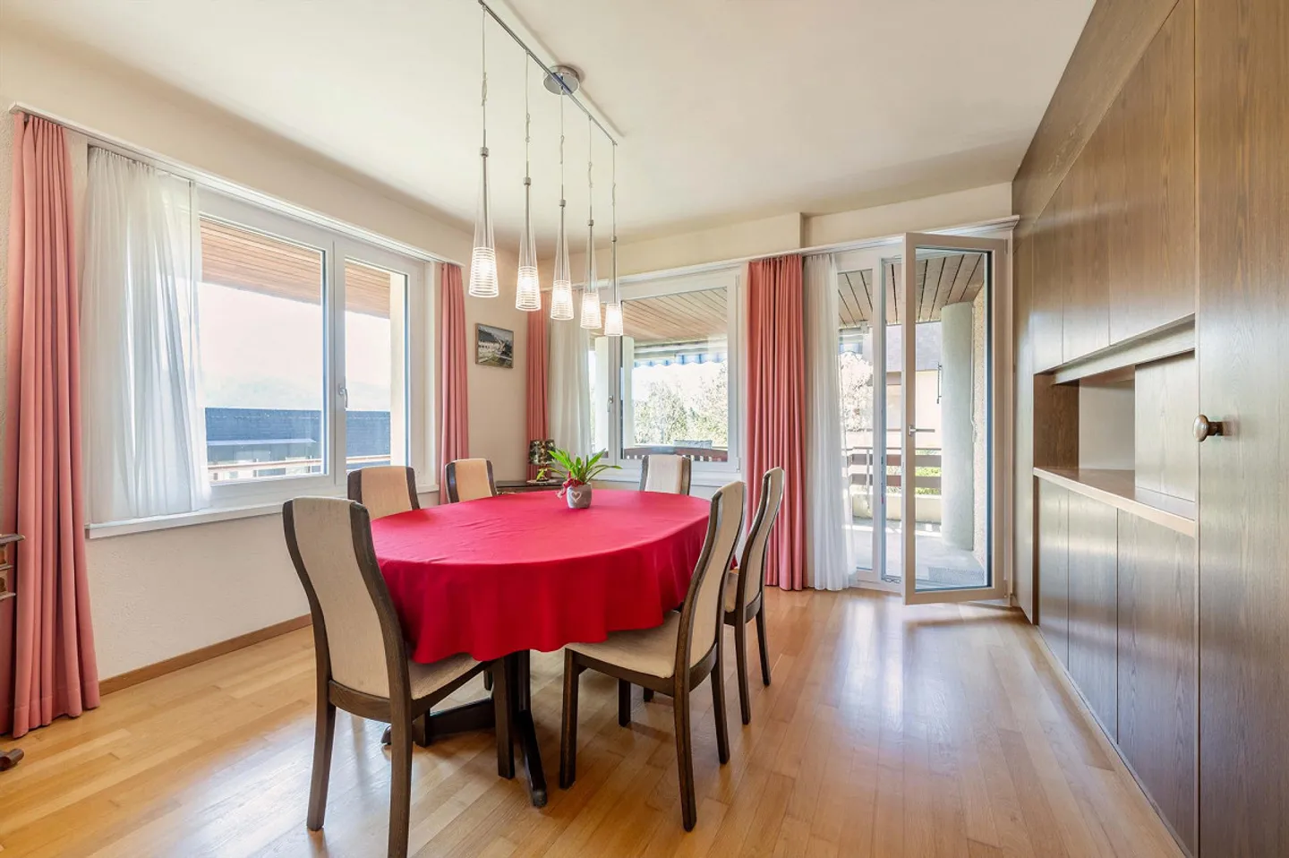 Spacious garden and fantastic views - Photo 3 of 13