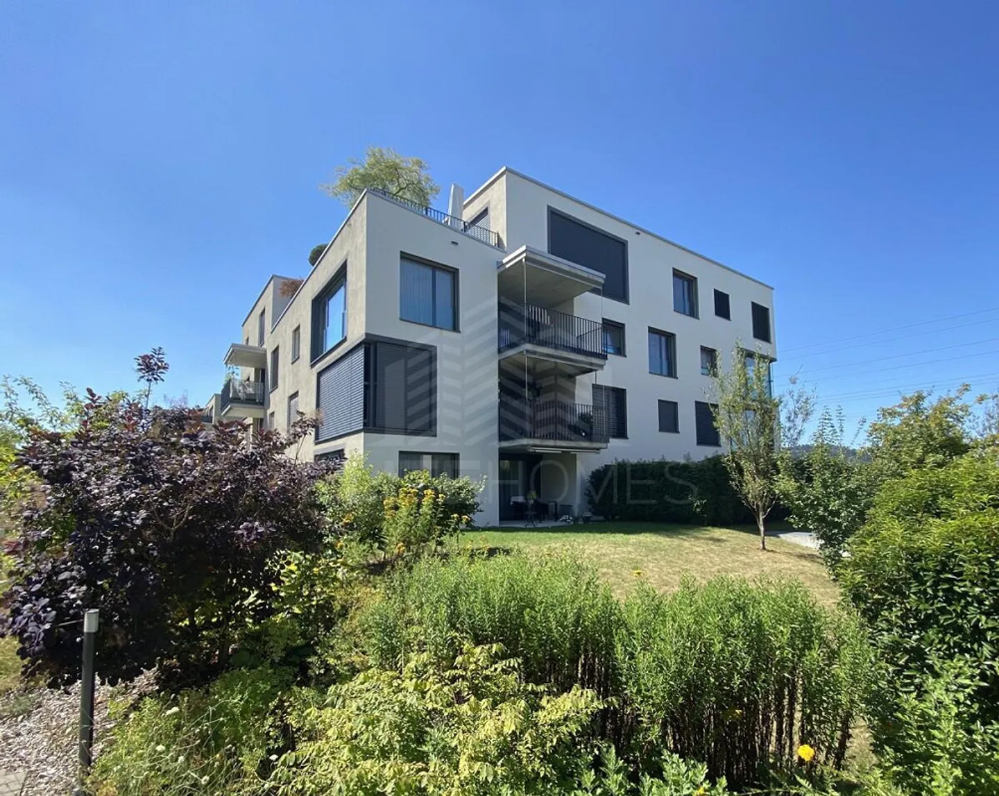Appartamento moderno con balcone - Foto 1 di 14