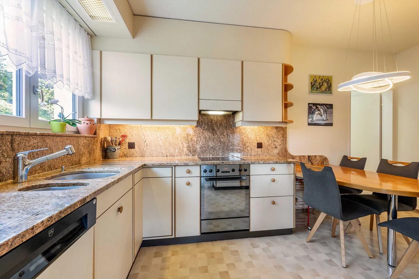 Spacious garden and fantastic views - Photo 4 of 13