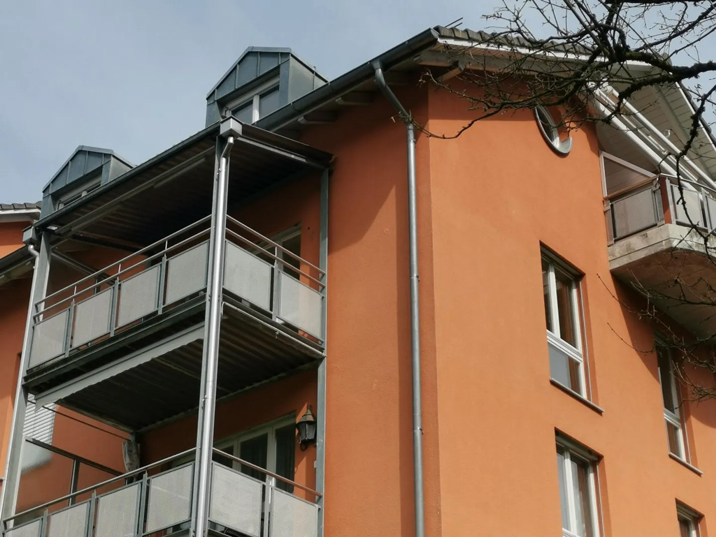 Moderno, luminoso appartamento di 3,5 locali in posizione tranquilla con vista sul verde - Foto 2 di 22