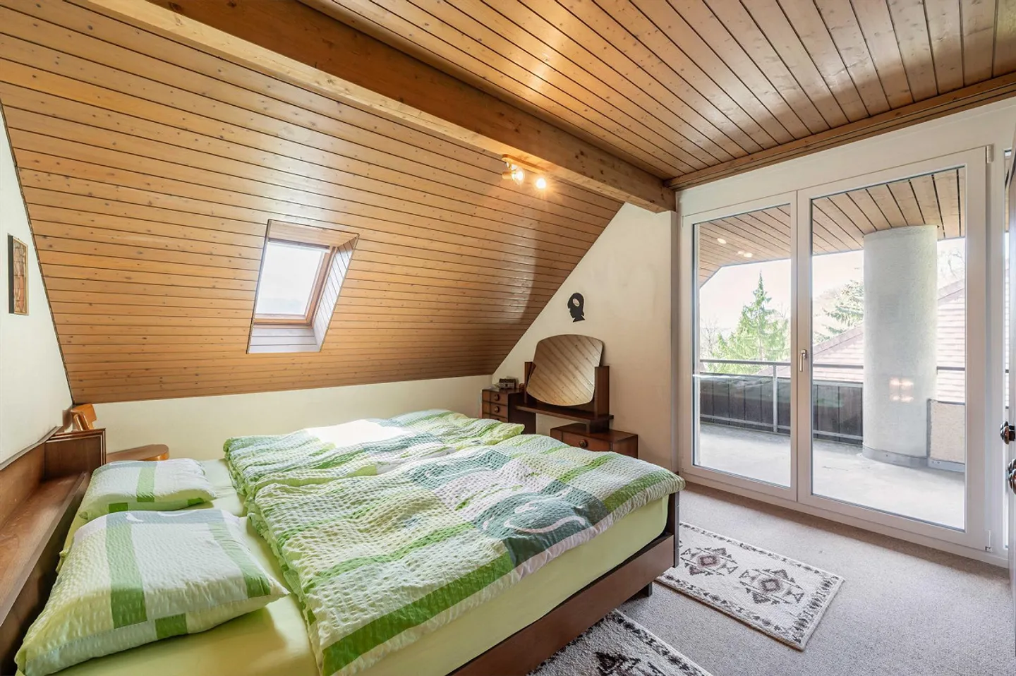 Spacious garden and fantastic views - Photo 5 of 13