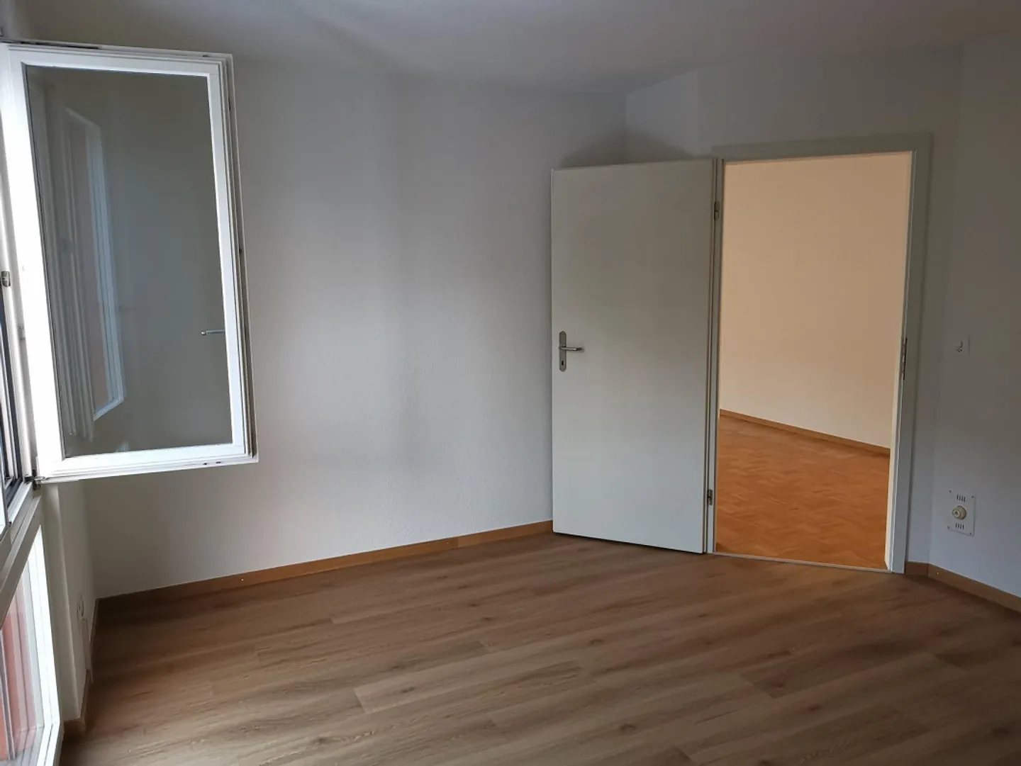 Moderno, luminoso appartamento di 3,5 locali in posizione tranquilla con vista sul verde - Foto 9 di 22