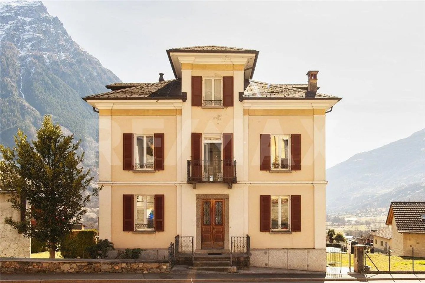 House with three apartments - Photo 3 of 13