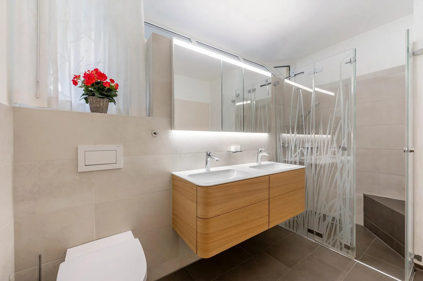 Spacious garden and fantastic views - Photo 7 of 13