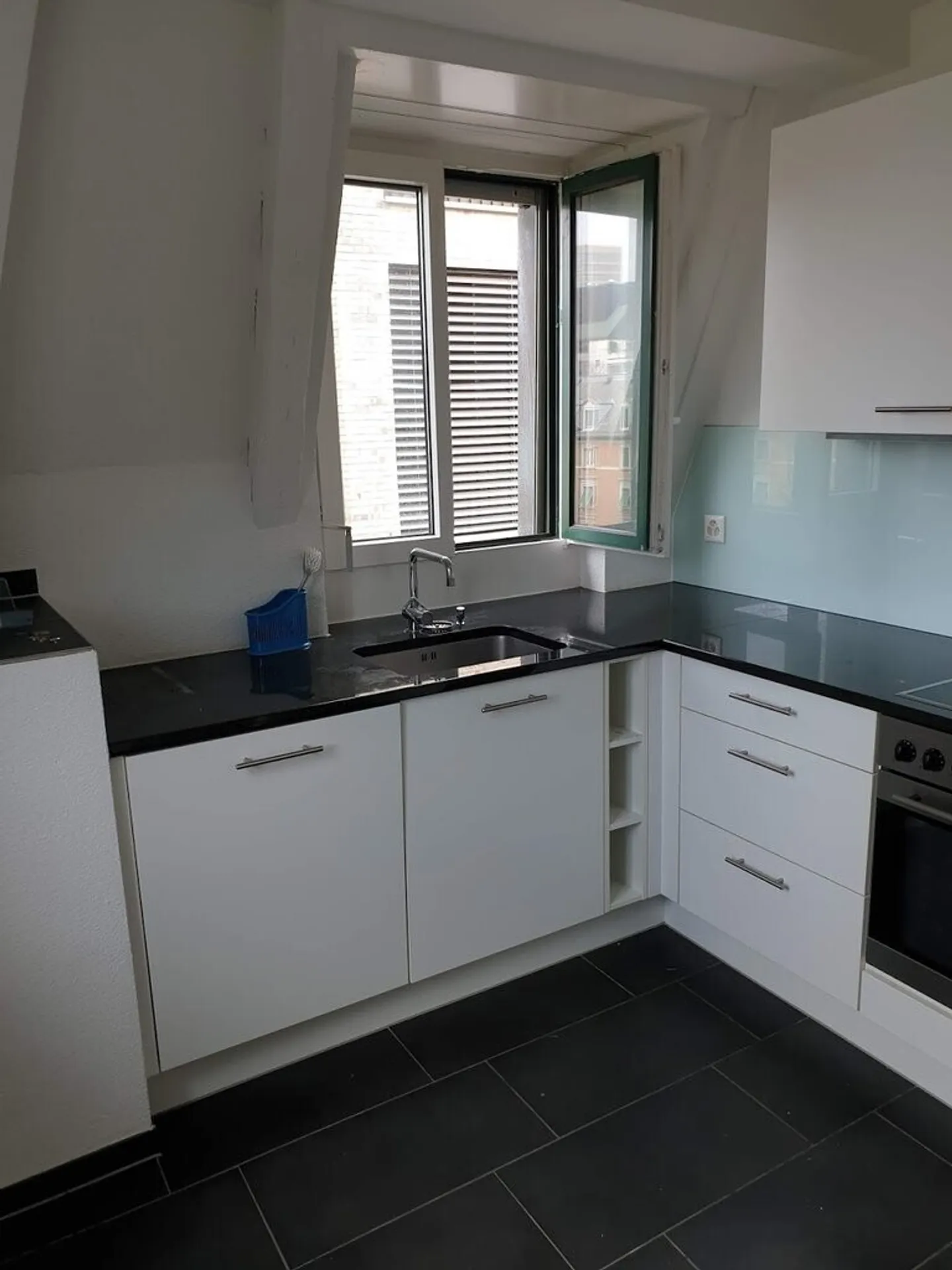 Appartamento recentemente ristrutturato in città, proprio accanto alla stazione / piazza del mercato Oerlikon! - Foto 2 di 8